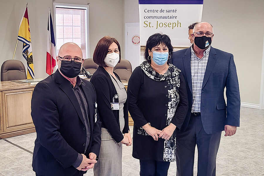 From left to right: Jacques Duclos, Vice-President of Community Services and Mental Health; Dr. Natalie Banville, Vice-President of Medical Affairs for the Network; Shelley Robichaud, Director of Primary Health Care; and Normand Pelletier, Mayor of Dalhousie.