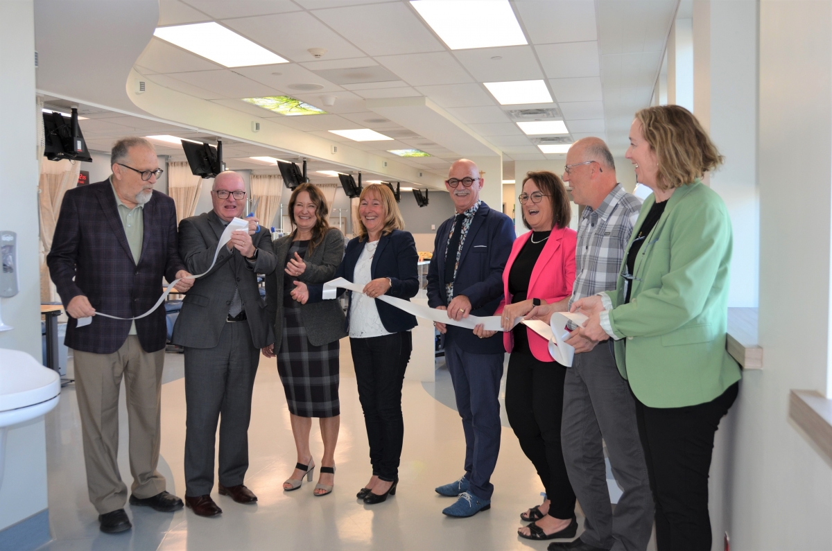 Bernard Thériault, Mayor of Caraquet, the Honourable Bruce Fitch, Minister of Health, Dr. France Desrosiers, President and CEO of Vitalité Health Network, Christina Mallet, President of the Fondation de l'Hôpital de l'Enfant-Jésus RHSJ†, Joseph Lanteigne, Campaign Co-Chair, Rosemonde Albert, former oncology patient, Martial LeClair, resource nurse and clinical coordinator, and Judy Butler, regional health center manager and facility representative for the Enfant-Jésus Hospital RHSJ†, took part in the ribbon- cutting ceremony.