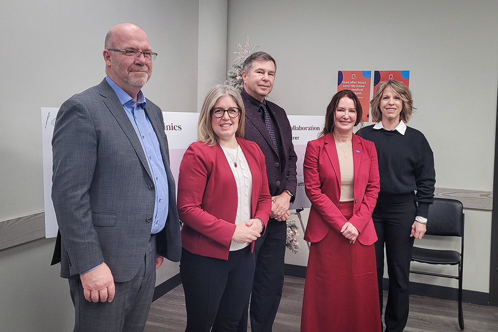 En arrière, de gauche à droite : L’hon. René Legacy, ministre des Finances; L’hon. Dr John Dornan, ministre de la Santé. En avant, de gauche à droite : L’hon. Susan Holt, première ministre du Nouveau-Brunswick; Dre France Desrosiers, présidente-directrice générale, Réseau de santé Vitalité et Danie Haché LeBlanc, patiente d’une clinique de soins en collaboration dans la région de Bathurst