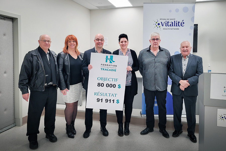 « Contribute to your health » 2023 Campaign results. From left to right: Norbert Roussel, Campaign Committee Member; Lison Guignard, Chair of the Northern Star Campaign; Eric Robichaud, Campaign Committee Member and Co-Chair of the Roses Radiothon; Solange Thériault, Campaign Committee Member and Co-Chair of the Roses Radiothon; Clifford Robichaud, Chair of the Fondation Les amis de l’Hôpital de Tracadie; and André Morais, Chair of the 2023 Major Campaign