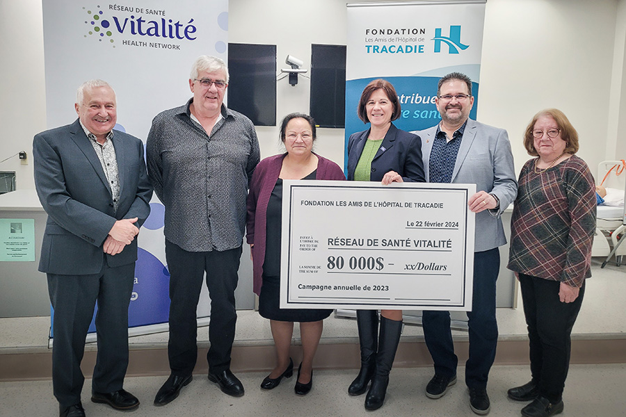 Official cheque presentation to Vitalité Health Network. From left to right: André Morais, Chair of the 2023 Major Campaign; Clifford Robichaud, Chair of the Fondation Les amis de l’Hôpital de Tracadie; Vivianne Thomas, Manager of Hospital Operations, Tracadie Hospital; Dre Natalie Banville, Senior Vice-President of Client Programs and Medical Affairs, VItalité Health Network; Denis Losier, Mayor, Regional Municipality of Tracadie; and Dianna May Savoie, Councillor, Regional Municipality of Tracadie